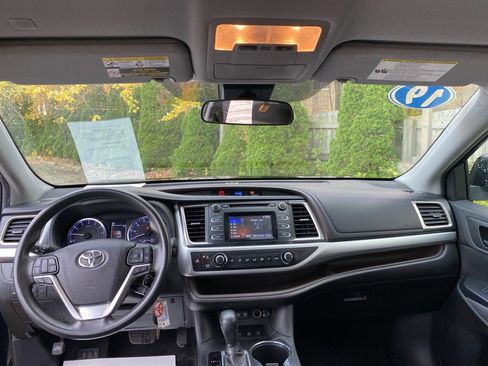 Used 2019 Toyota Highlander LE image 17
