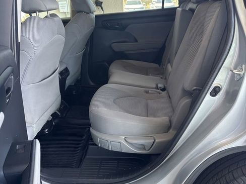 Used 2023 Toyota Highlander LE FWD image 9
