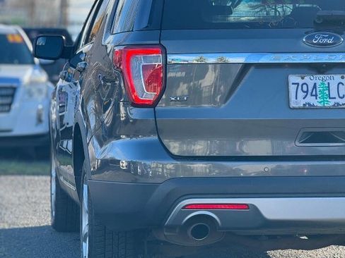 Used 2017 Ford Explorer XLT image 11