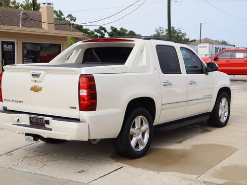 Used 2012 Chevrolet Avalanche LTZ RWD image 9