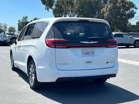 Used 2023 Chrysler Pacifica Touring-L FWD image 2