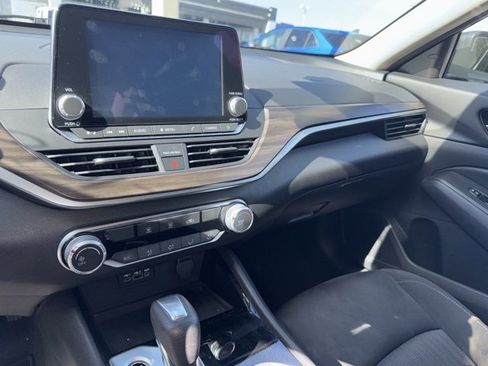 Used 2024 Nissan Altima 2.5 SV image 10