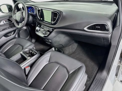 Used 2025 Chrysler Pacifica Select FWD image 17