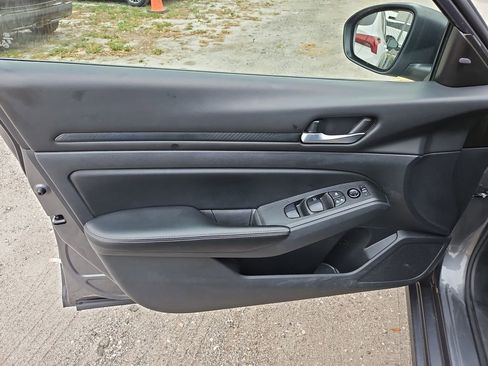 Used 2024 Nissan Altima 2.5 SV image 18