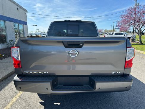 Used 2021 Nissan Titan SV w/ SV Convenience Package image 5
