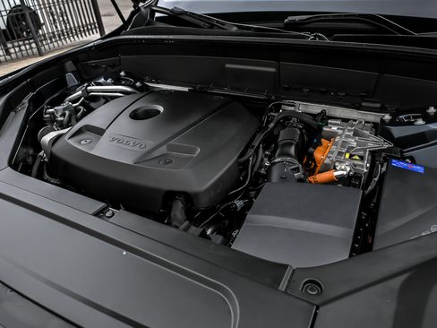 Used 2025 Volvo XC90 T8 Plus w/ Protection Package Premier image 24