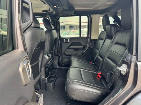 Used 2018 Jeep Wrangler Unlimited Sahara w/ Uconnect 4C Nav & Sound Group AWD/4WD image 16