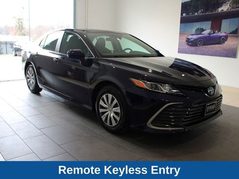 Used 2022 Toyota Camry LE image 2