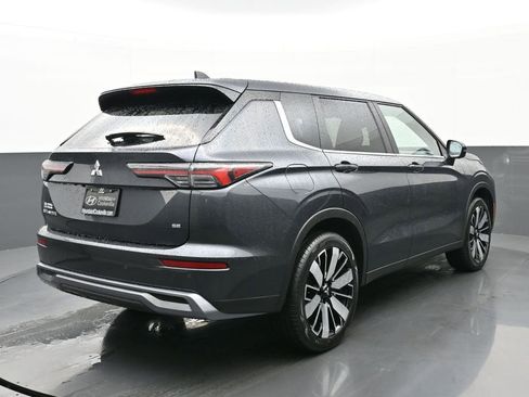 Used 2025 Mitsubishi Outlander SE image 3