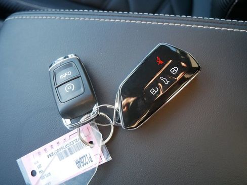 Used 2025 Volkswagen Atlas Cross Sport SE image 28