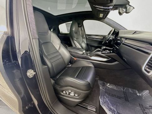 Used 2020 Porsche Cayenne Turbo image 30