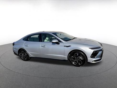 Used 2025 Kia Soul LX w/ LX Technology Package image 2