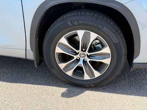 Used 2024 Toyota Highlander XLE AWD/4WD image 7