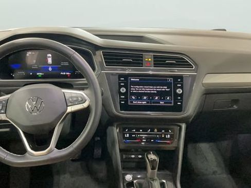 Used 2024 Volkswagen Tiguan SE AWD/4WD image 11
