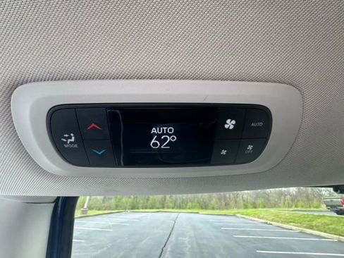 Used 2021 Chrysler Pacifica Limited image 18