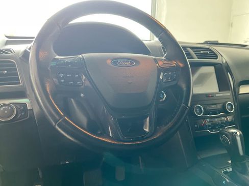 Used 2018 Ford Explorer XLT AWD/4WD image 14