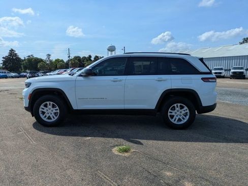 Used 2023 Jeep Grand Cherokee Laredo RWD image 7