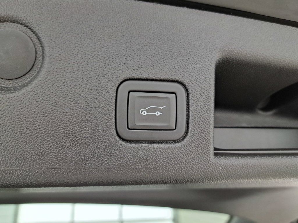 Used 2023 Chevrolet Equinox RS w/ RS Leather Package FWD image 33