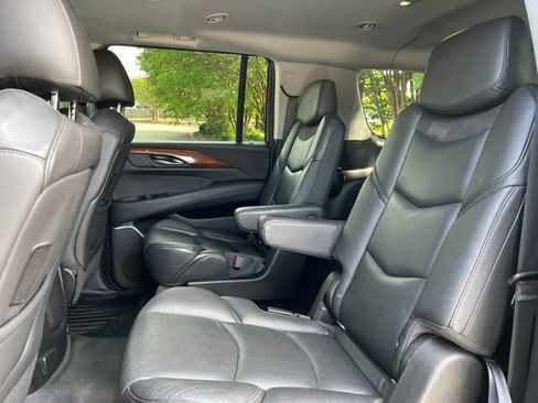 Used 2018 Cadillac Escalade ESV Luxury RWD image 17