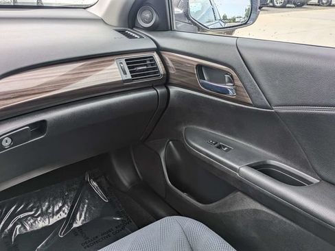 Used 2017 Honda Accord EX image 16