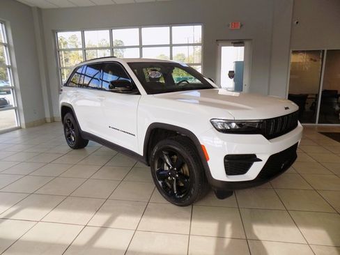 Certified 2023 Jeep Grand Cherokee Altitude image 36