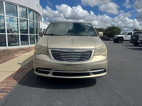 Used 2013 Chrysler Town & Country Touring FWD image 3