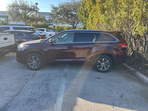 Used 2018 Toyota Highlander SE image 6