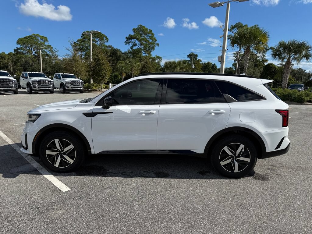 Used 2023 Kia Sorento EX w/ Panoramic Sunroof Package FWD image 6