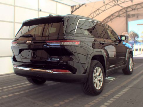 Used 2023 Jeep Grand Cherokee Limited AWD/4WD image 3