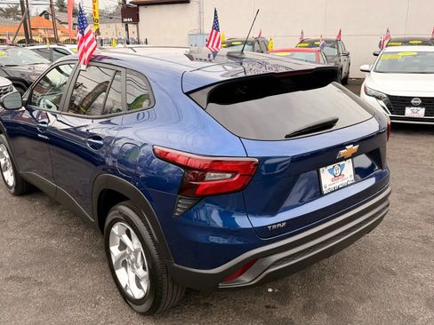 Used 2024 Chevrolet Trax LS w/ LS Convenience Package image 5