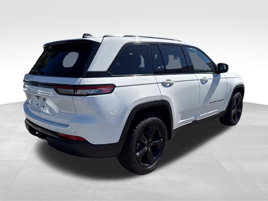 Used 2025 Jeep Grand Cherokee Altitude AWD/4WD image 2