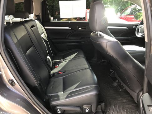 Used 2016 Toyota Highlander XLE AWD/4WD image 31