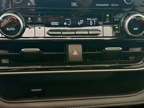 Used 2022 Toyota Highlander Limited FWD image 17
