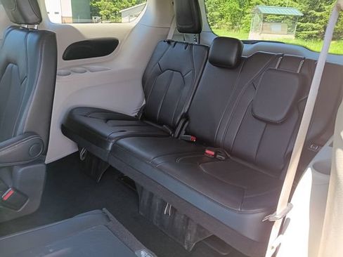 Used 2024 Chrysler Pacifica Touring-L FWD image 20