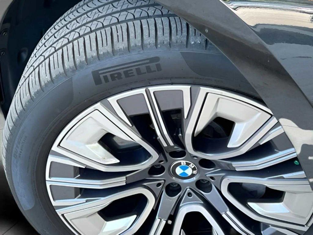 Used 2024 BMW i7 xDrive60 AWD/4WD image 34