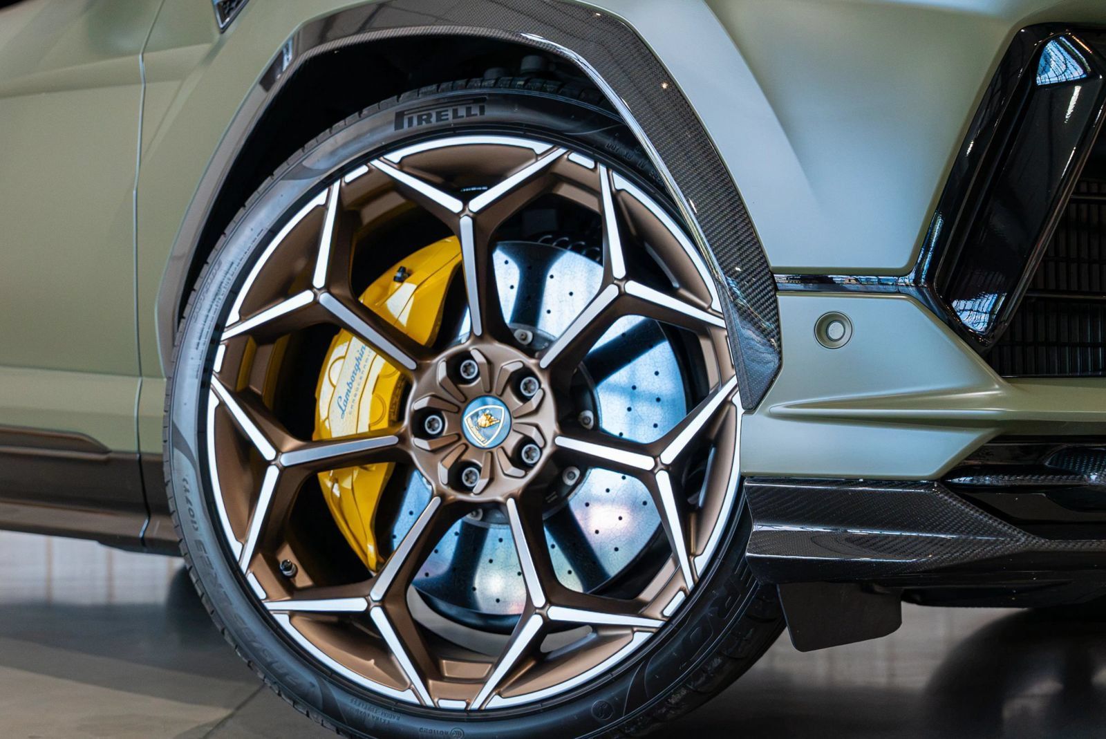 Used 2023 Lamborghini Urus Performante AWD/4WD image 3