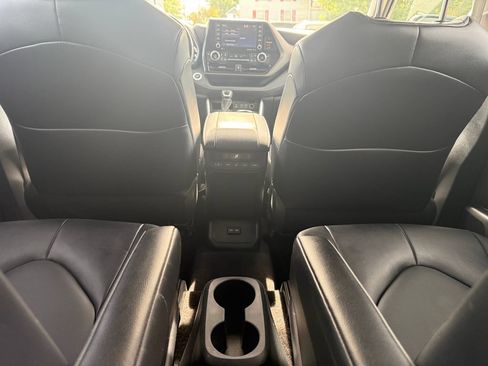 Used 2022 Toyota Highlander XLE AWD/4WD image 26
