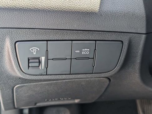Used 2014 Hyundai Veloster FWD image 17