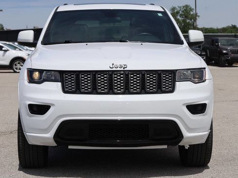 Used 2021 Jeep Grand Cherokee Laredo X AWD/4WD image 2