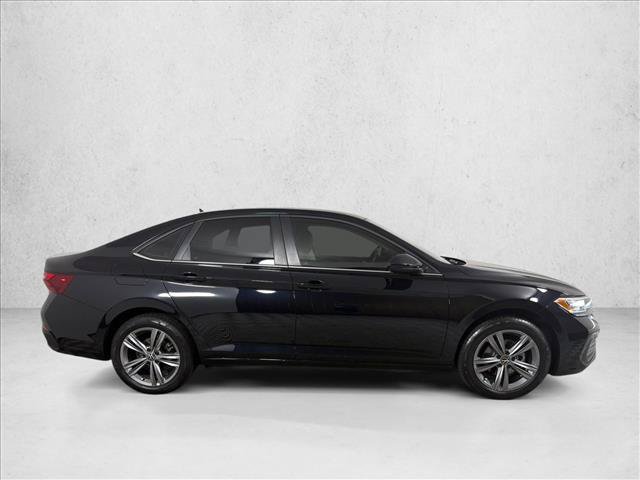 Used 2024 Volkswagen Jetta SE FWD image 2