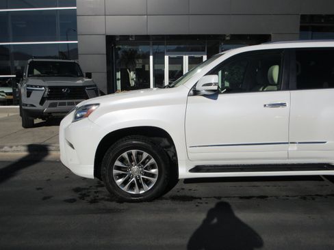 Used 2017 Lexus GX 460 Luxury AWD/4WD image 2