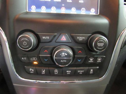 Used 2021 Jeep Grand Cherokee Laredo AWD/4WD image 21