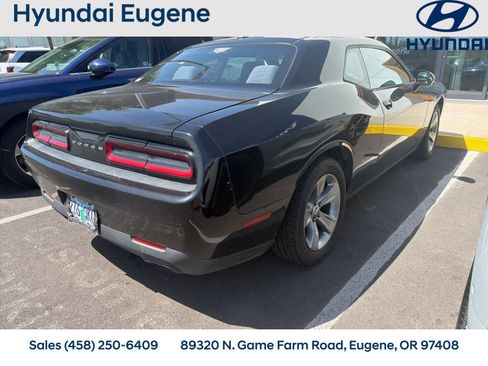 Used 2016 Dodge Challenger SXT RWD image 4