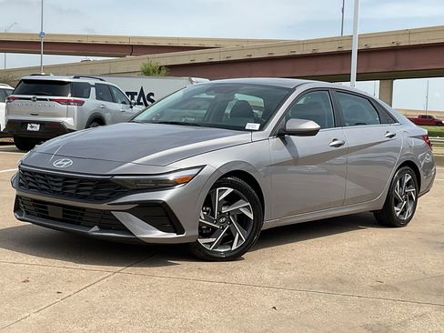 Used 2025 Hyundai Elantra SEL image 2