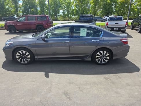 Used 2017 Honda Accord Touring image 2