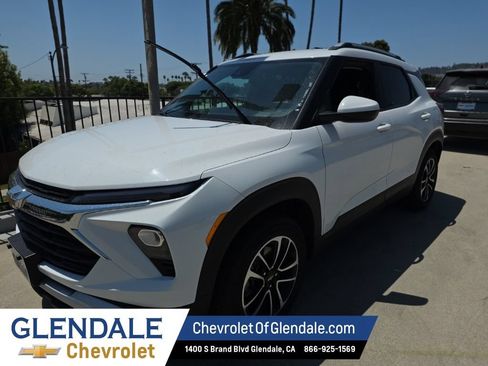 Used 2025 Chevrolet TrailBlazer LT FWD image 2