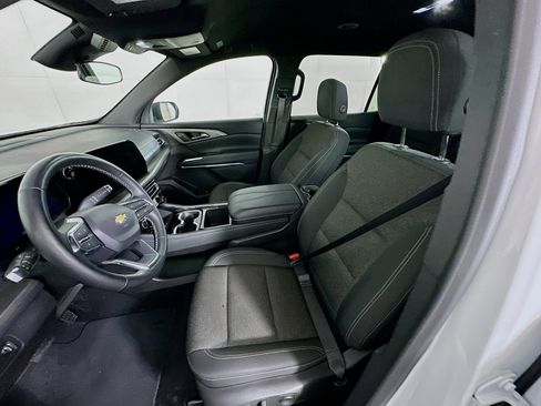 Used 2025 Chevrolet Traverse LT image 13