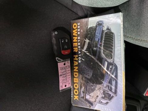 Used 2024 Jeep Gladiator Sport image 15