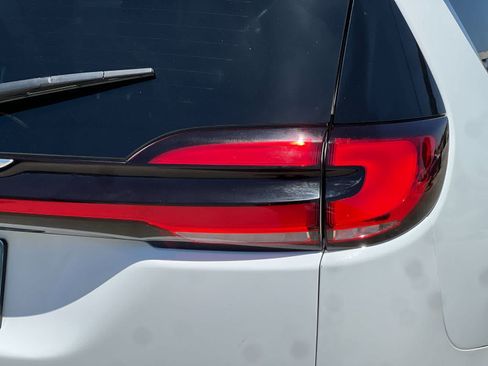 Used 2024 Chrysler Pacifica Limited FWD image 30