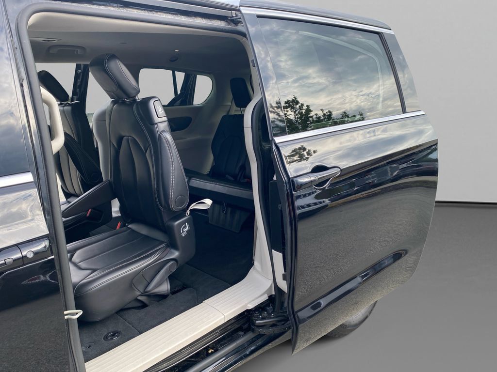 Used 2024 Chrysler Pacifica Touring-L FWD image 17